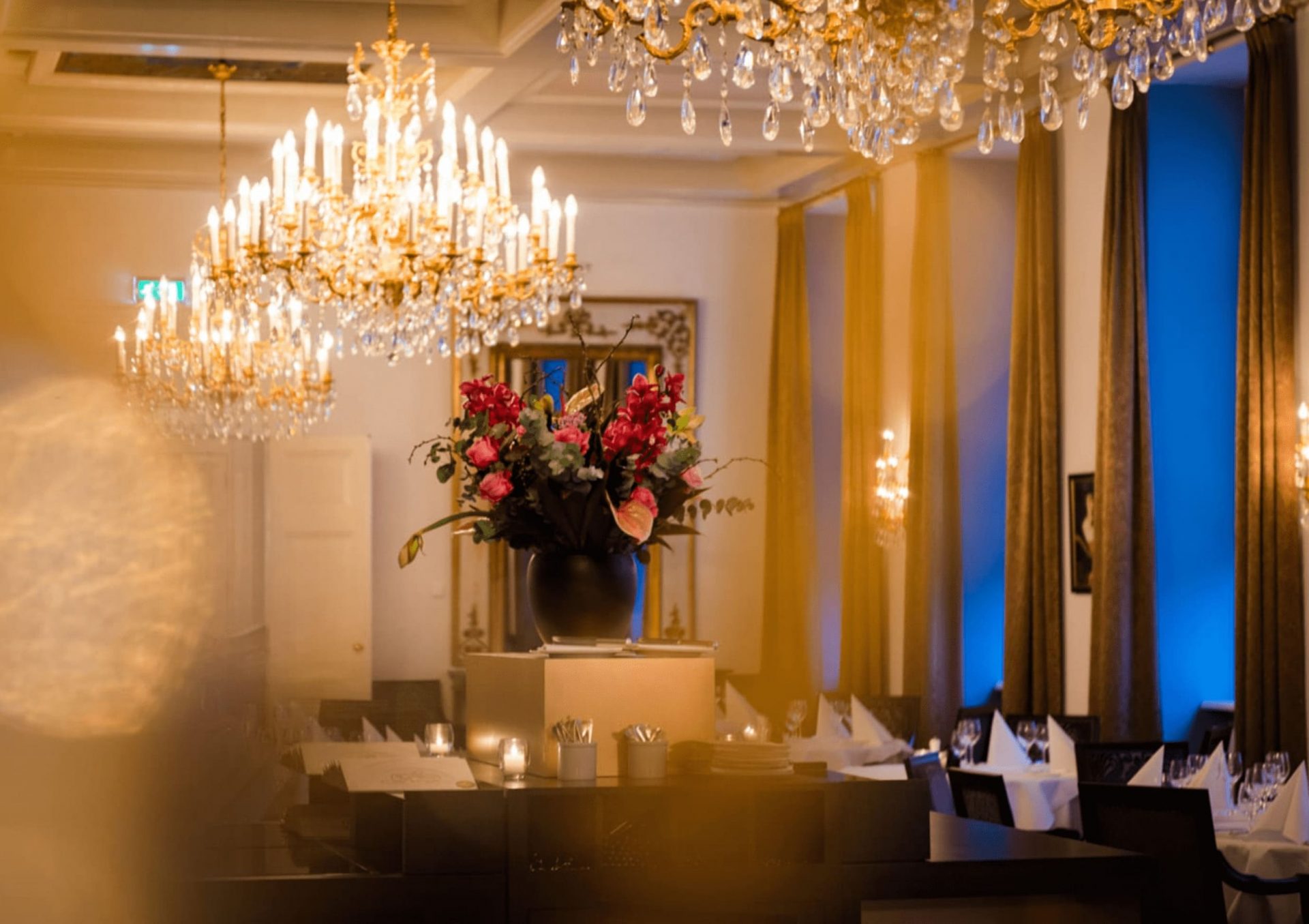 restaurant met chandelier
